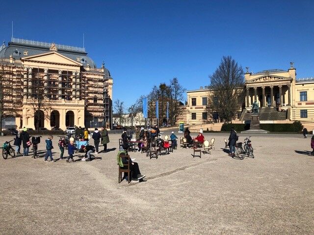 Besucher:innen begegnen sich auf dem Alten Garten vor dem Theater und dem Museum.