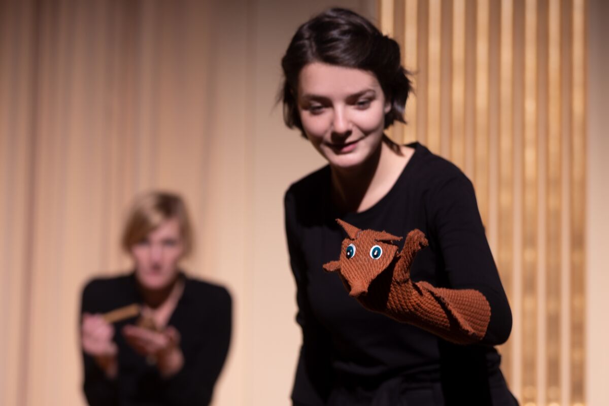 Der Fuchs im Stück "Was raschelt da?", als Handpuppe gespielt von Theaterpädagogin Ronja Kindler. © Silke Winkler