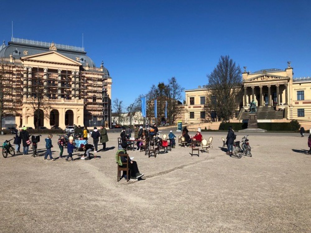 Besucher:innen begegnen sich auf dem Alten Garten vor dem Theater und dem Museum.